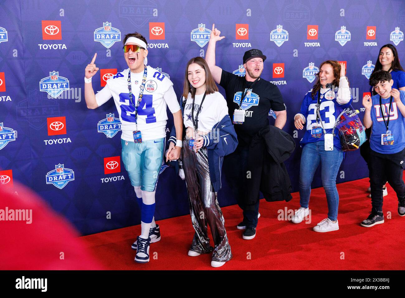 Detroit, Usa. April 2024. Die Fans der NFC East laufen am 25. April 2024 im Fox Theatre in Detroit, mir, den NFL Draft Red Carpet 2024. (Foto: Andrew Roth/SIPA USA) Credit: SIPA USA/Alamy Live News Stockfoto