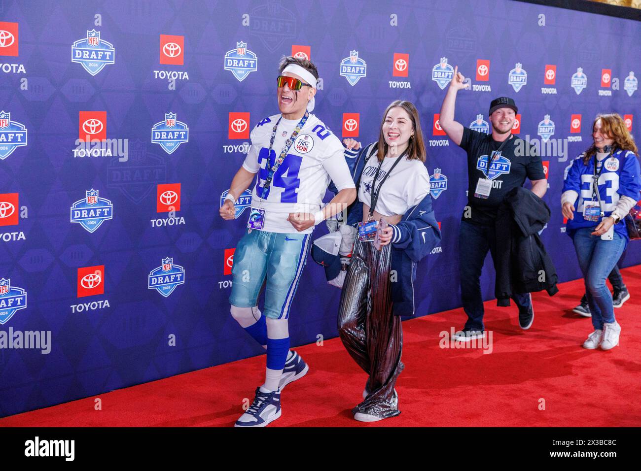 Detroit, Usa. April 2024. Die Fans der NFC East laufen am 25. April 2024 im Fox Theatre in Detroit, mir, den NFL Draft Red Carpet 2024. (Foto: Andrew Roth/SIPA USA) Credit: SIPA USA/Alamy Live News Stockfoto