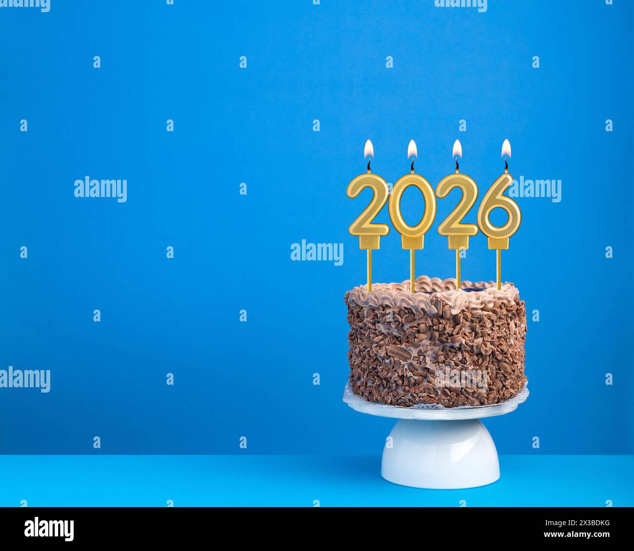 Kuchen mit 2026 Kerzen auf blauem Hintergrund Stockfoto