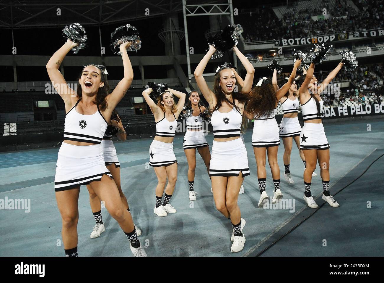 Rio de Janeiro, Brasilien, 21. April 2024. Cheerleader der Fußballmannschaft Botafogo, während des Spiels zwischen Botafogo und Juventude für den brasilianischen CH Stockfoto