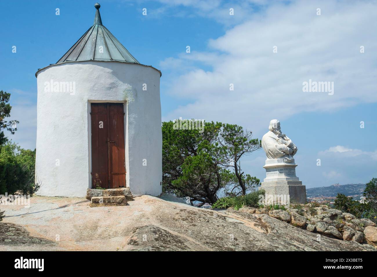 Wachhütte und Büste von Giuseppe Garibaldi in seinem Haus Casa Bianca, Isola Caprera, Nationalpark Arcipelago di La Maddalena, Sardinien, Italien Stockfoto