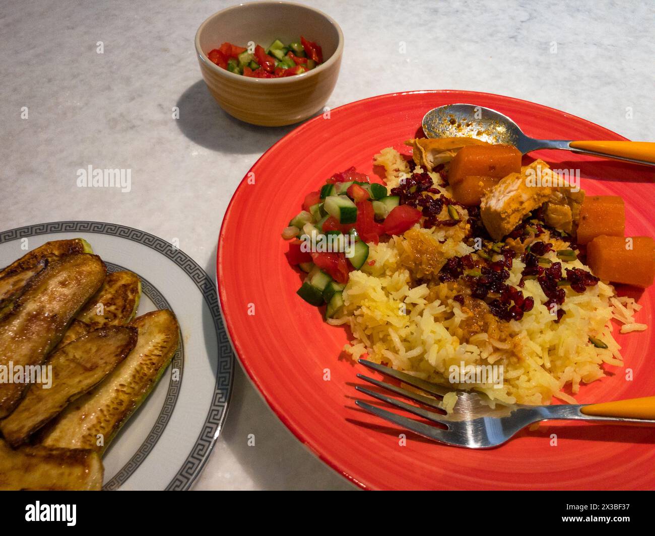 Zereshk Polo Ba Morgh ist eines der beliebtesten persischen Lebensmittel unter den Iranern. Es gibt Huhn, Reis und Berberitze. Stockfoto