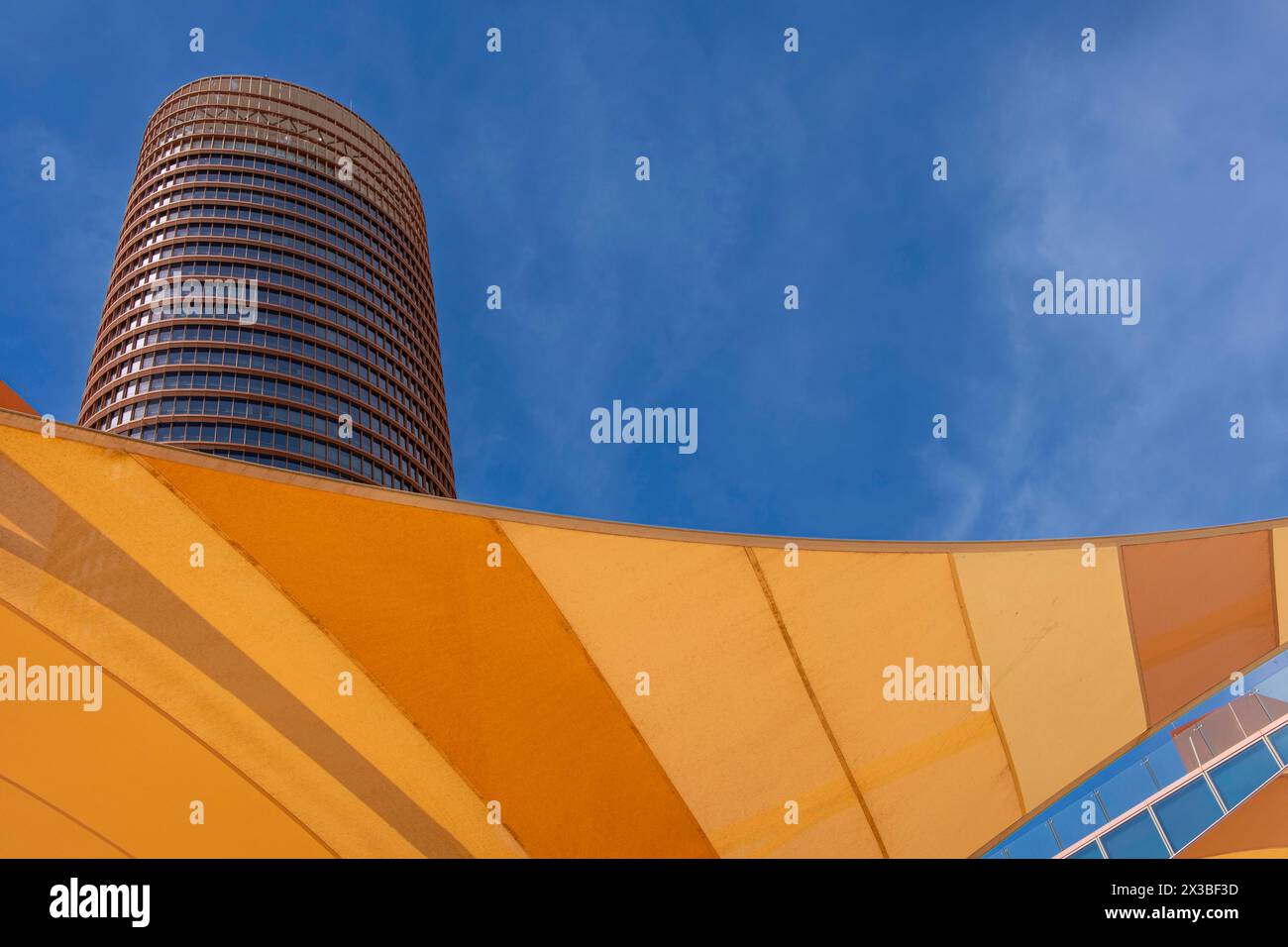 Moderner Wolkenkratzer mit orangefarbenen Akzenten von unten vor klarem blauem Himmel, Torre Sevilla, Sevilla, Andalusien, Spanien, Europa Stockfoto