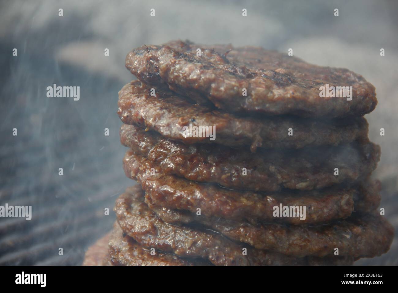 Ein Haufen gegrillter Burger, köstlich und servierfertig. Stockfoto