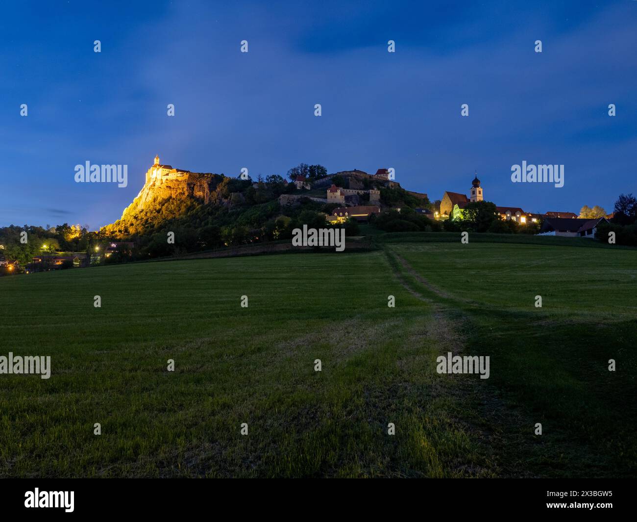 Beleuchtetes Schloss Riegersburg, blaue Stunde, Steiermark, Österreich, Europa Stockfoto