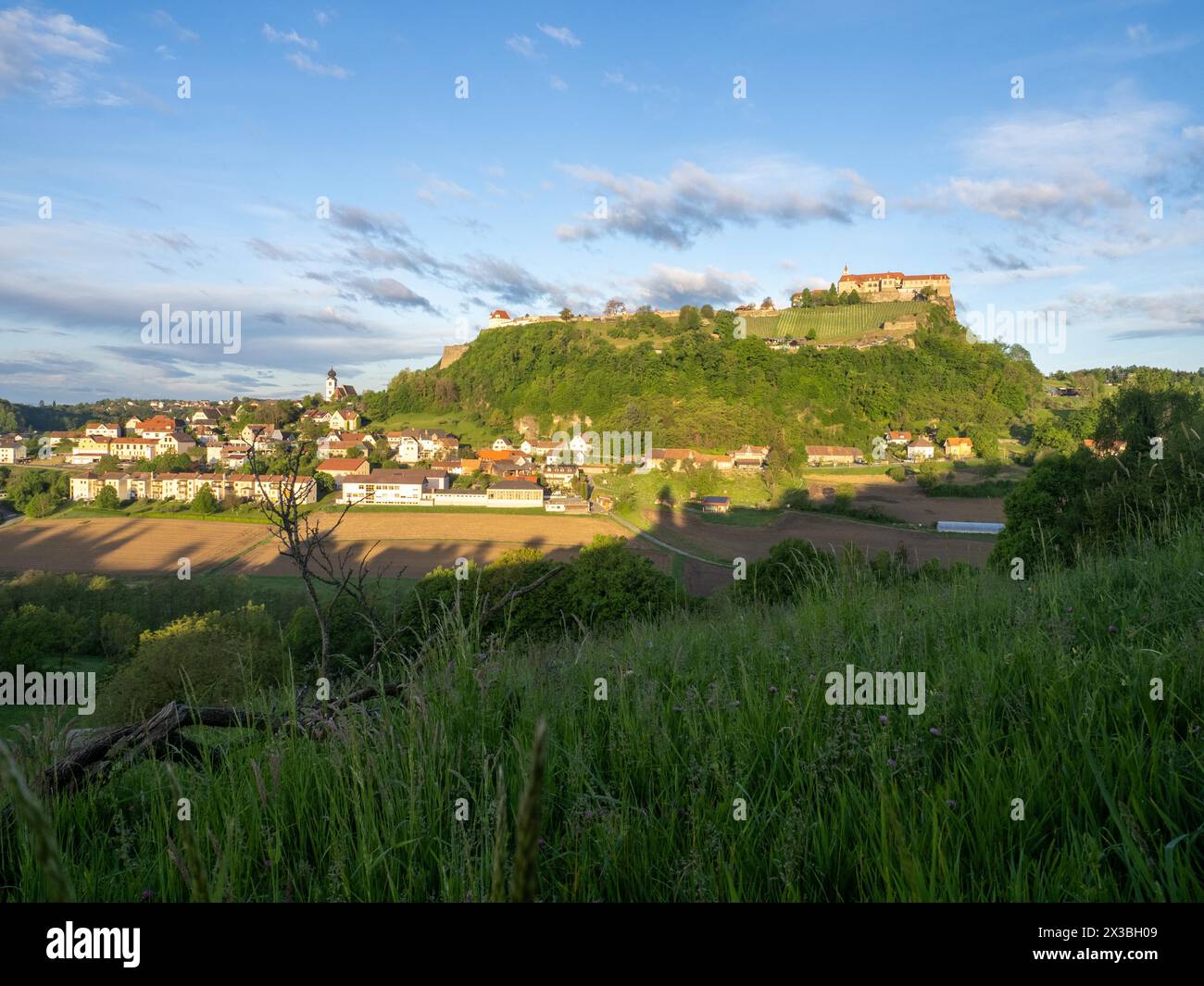 Riegersburg im Morgenlicht, vordergründiges Ackerland, Riegersburg, Steiermark, Österreich, Europa Stockfoto