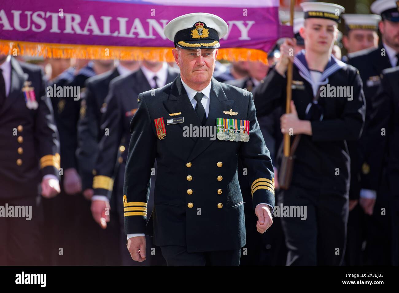 Sydney, Australien. April 2024. Kriegsveteranen, Verteidigungspersonal, Kriegswitwen und Nachkommen begeben sich während der ANZAC Day Parade am 25. April 2024 in Sydney, Australien, die Elizabeth Street hinunter. Der diesjährige ANZAC Day März kommt 109 Jahre auf den Tag, seit Australien und Neuseeland Truppen am 25. April 1915 in Gallipoli landeten, um die Kampagne während des Ersten Weltkriegs zu starten Stockfoto