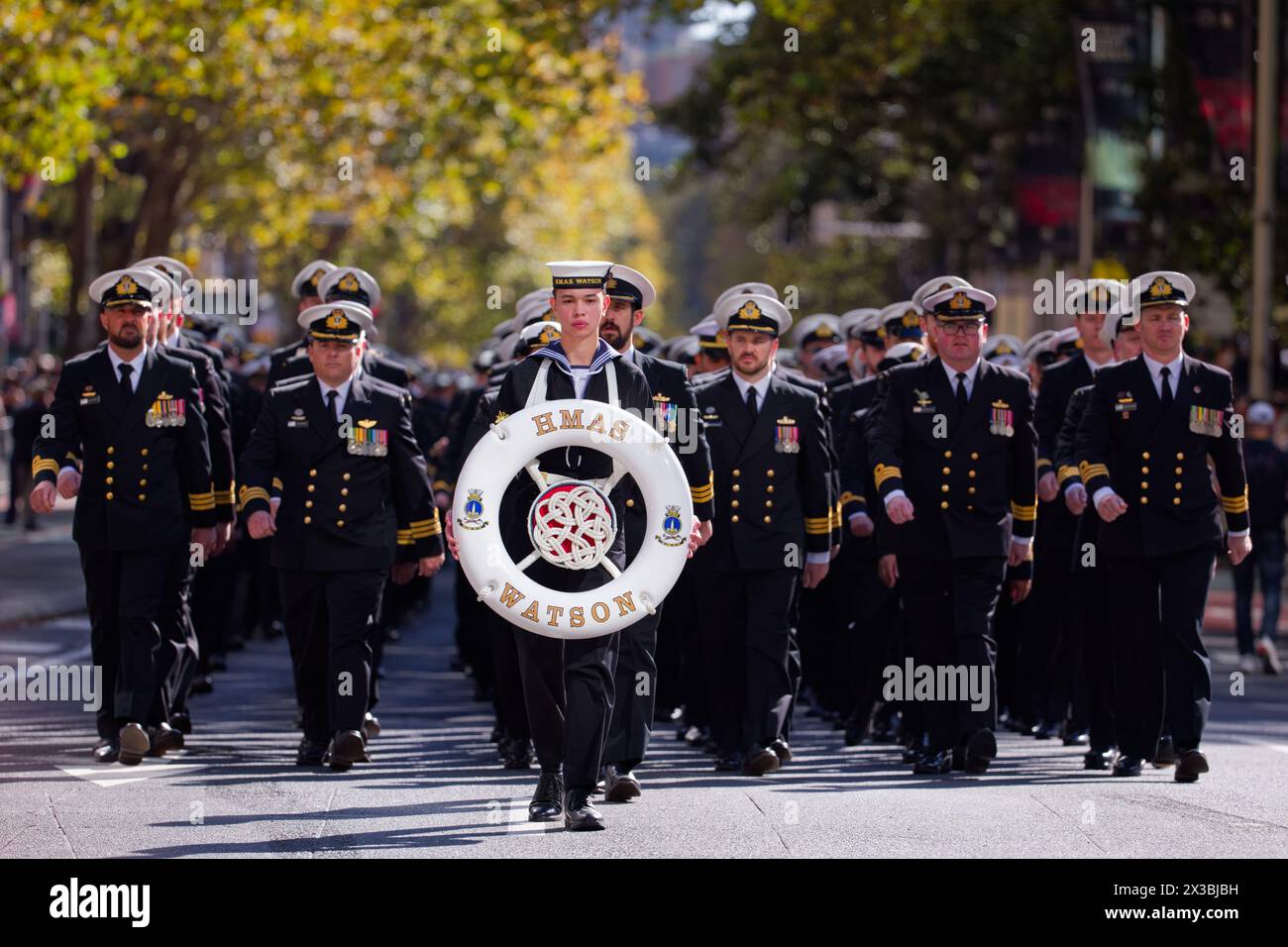 Sydney, Australien. April 2024. Kriegsveteranen, Verteidigungspersonal, Kriegswitwen und Nachkommen begeben sich während der ANZAC Day Parade am 25. April 2024 in Sydney, Australien, die Elizabeth Street hinunter. Der diesjährige ANZAC Day März kommt 109 Jahre auf den Tag, seit Australien und Neuseeland Truppen am 25. April 1915 in Gallipoli landeten, um die Kampagne während des Ersten Weltkriegs zu starten Stockfoto