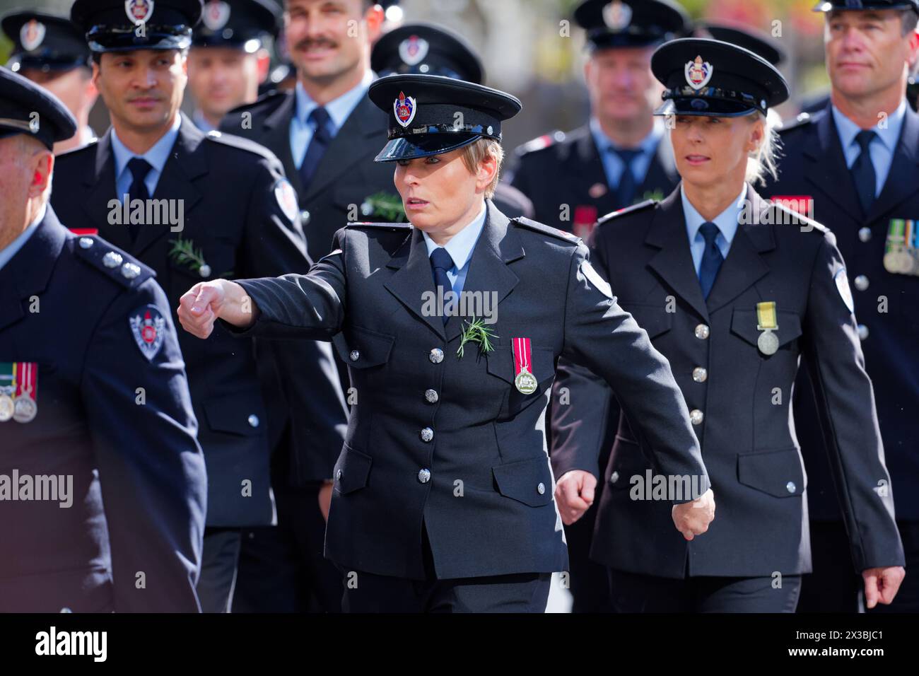 Sydney, Australien. April 2024. Kriegsveteranen, Verteidigungspersonal, Kriegswitwen und Nachkommen begeben sich während der ANZAC Day Parade am 25. April 2024 in Sydney, Australien, die Elizabeth Street hinunter. Der diesjährige ANZAC Day März kommt 109 Jahre auf den Tag, seit Australien und Neuseeland Truppen am 25. April 1915 in Gallipoli landeten, um die Kampagne während des Ersten Weltkriegs zu starten Stockfoto