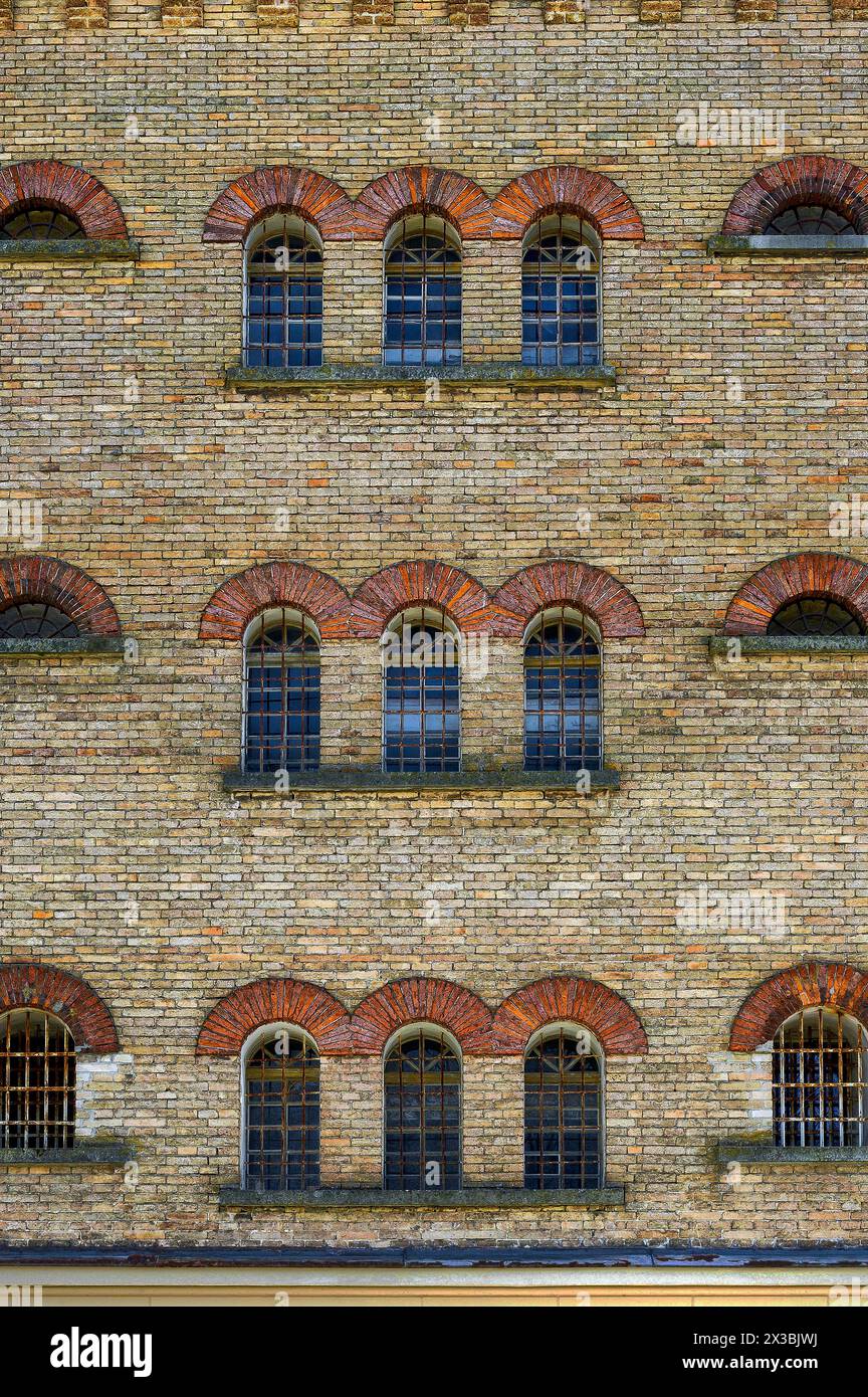 Fassade, Backsteinturm mit Bogenfenstern, Kaufbeuern, Allgäu, Schwaben, Bayern, Deutschland Stockfoto