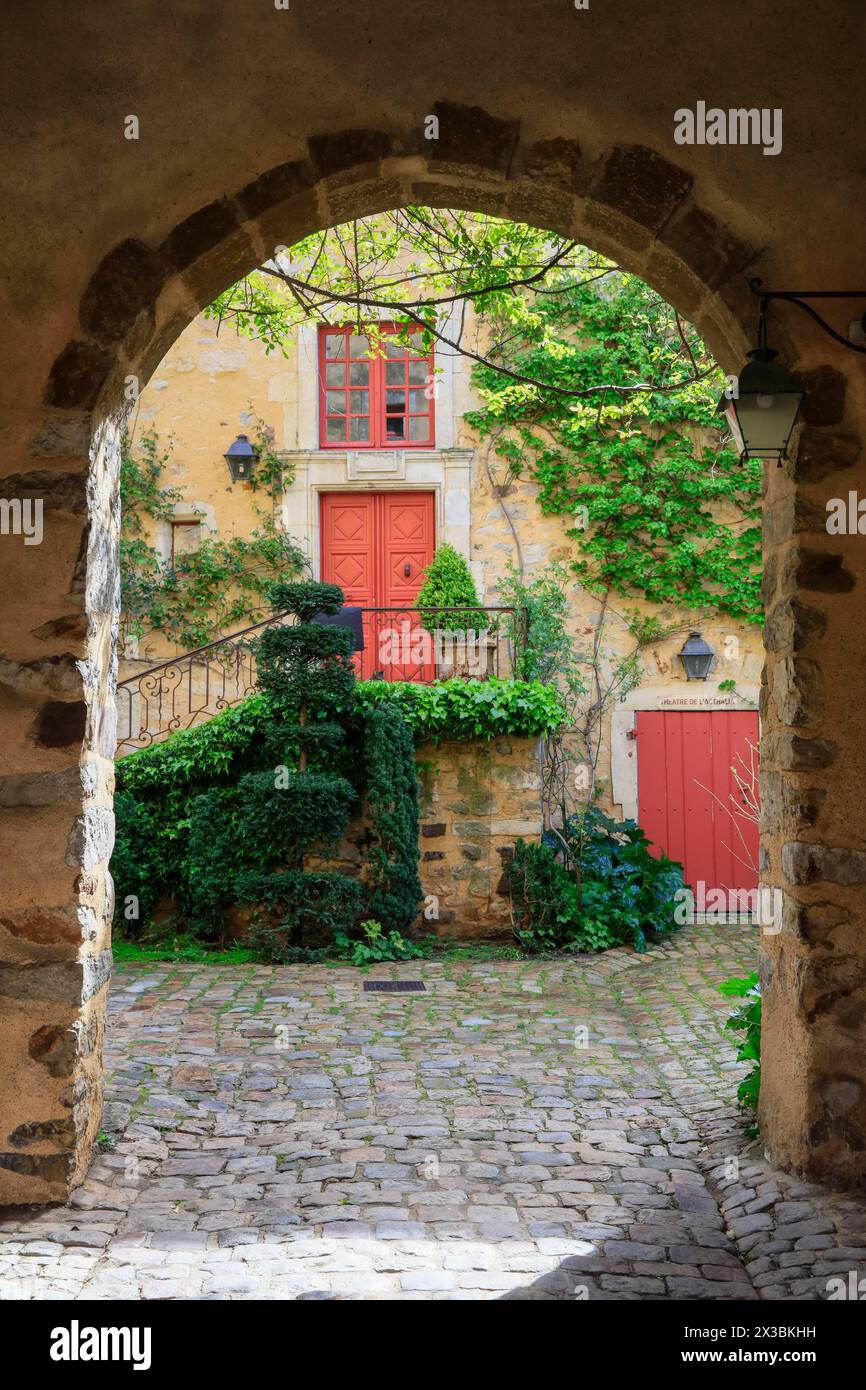 Das Tor zum Innenhof eines Wohnhauses in der Altstadt von Le Mans, Departement Sarthe, Pays de la Loire, Frankreich Stockfoto