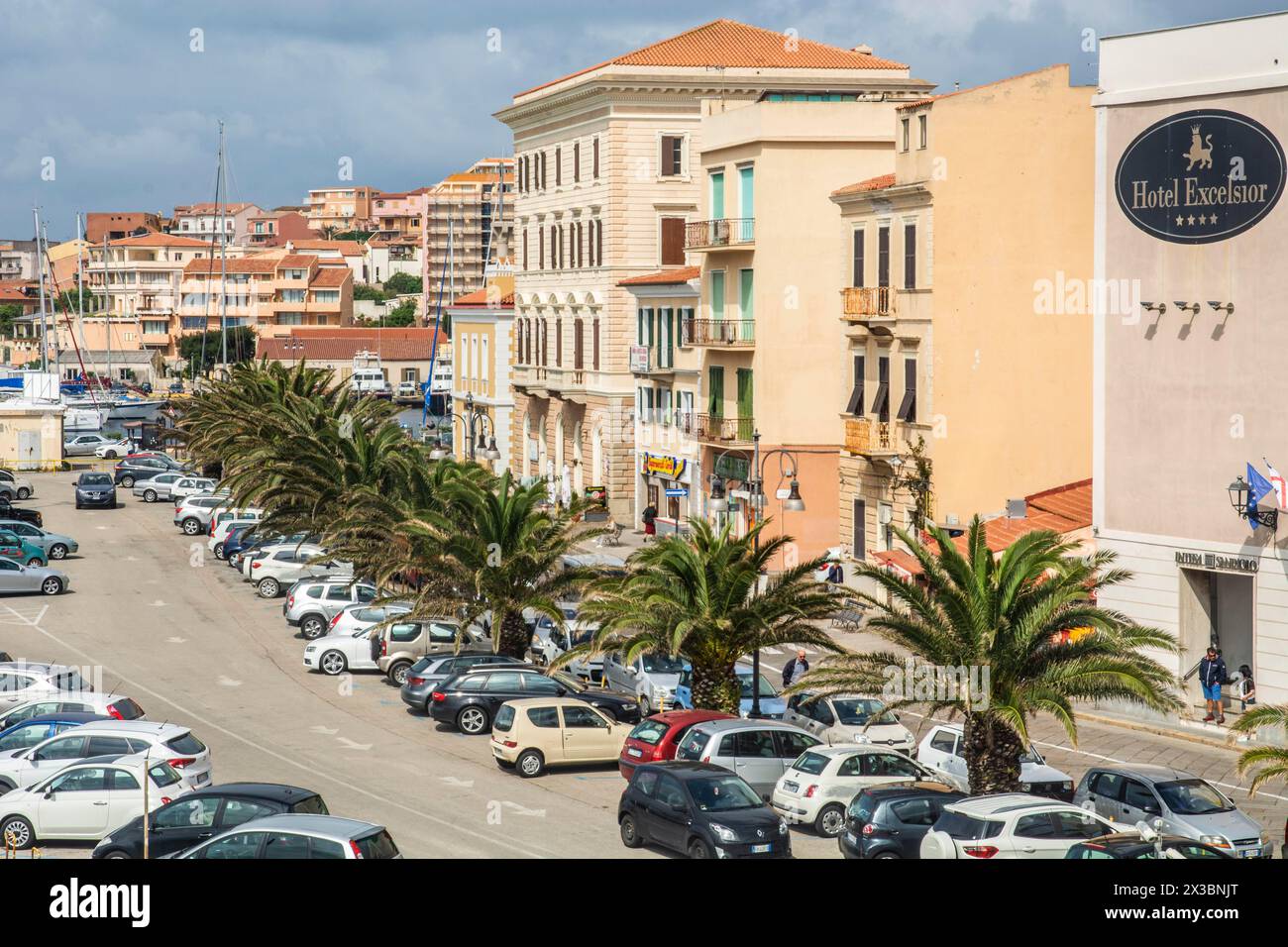 Straße mit Autos in der Stadt Maddalena, der Insel La Maddalena, Sardinien, Italien, Mittelmeer, Südeuropa Stockfoto