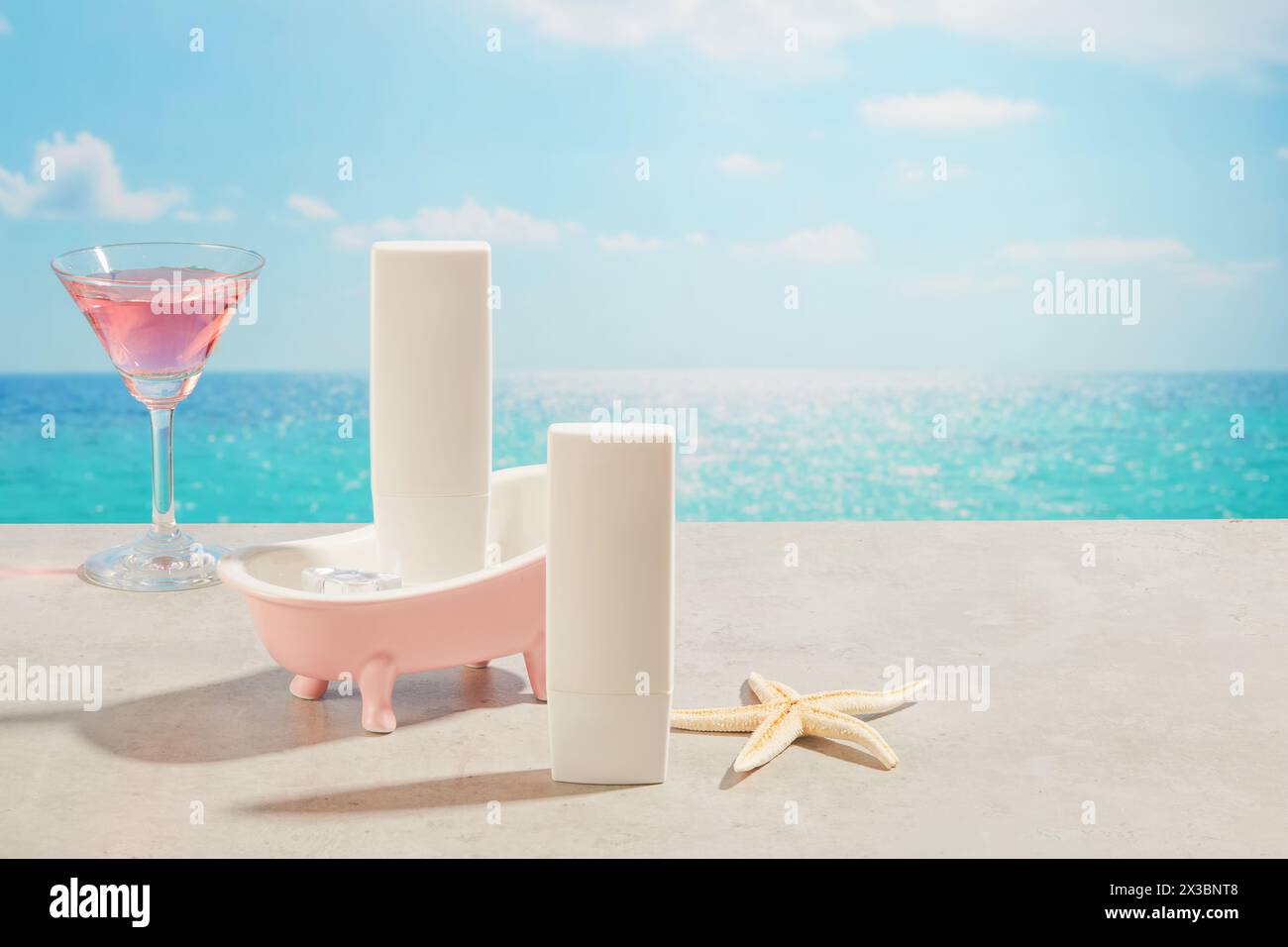 Vorderansicht der unbeschrifteten weißen Flasche mit rosafarbener Badewanne, Seesternen und Cocktailglas mit rosafarbenem Getränk. Hautpflege Kosmetikprodukt Mockup W Stockfoto