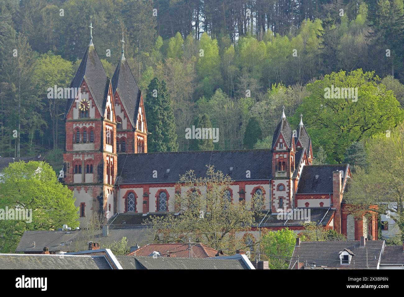 Neoromanische Lutwinuskirche mit Doppeltürmen, Mettlach, Saarland, Deutschland Stockfoto
