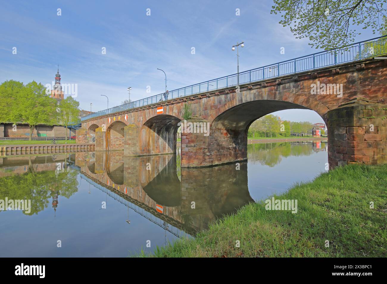 Alte Brücke über den Saarturm der Schlosskirche, Reflexion, Saarbank, Saarbrücken, Saarland, Deutschland Stockfoto