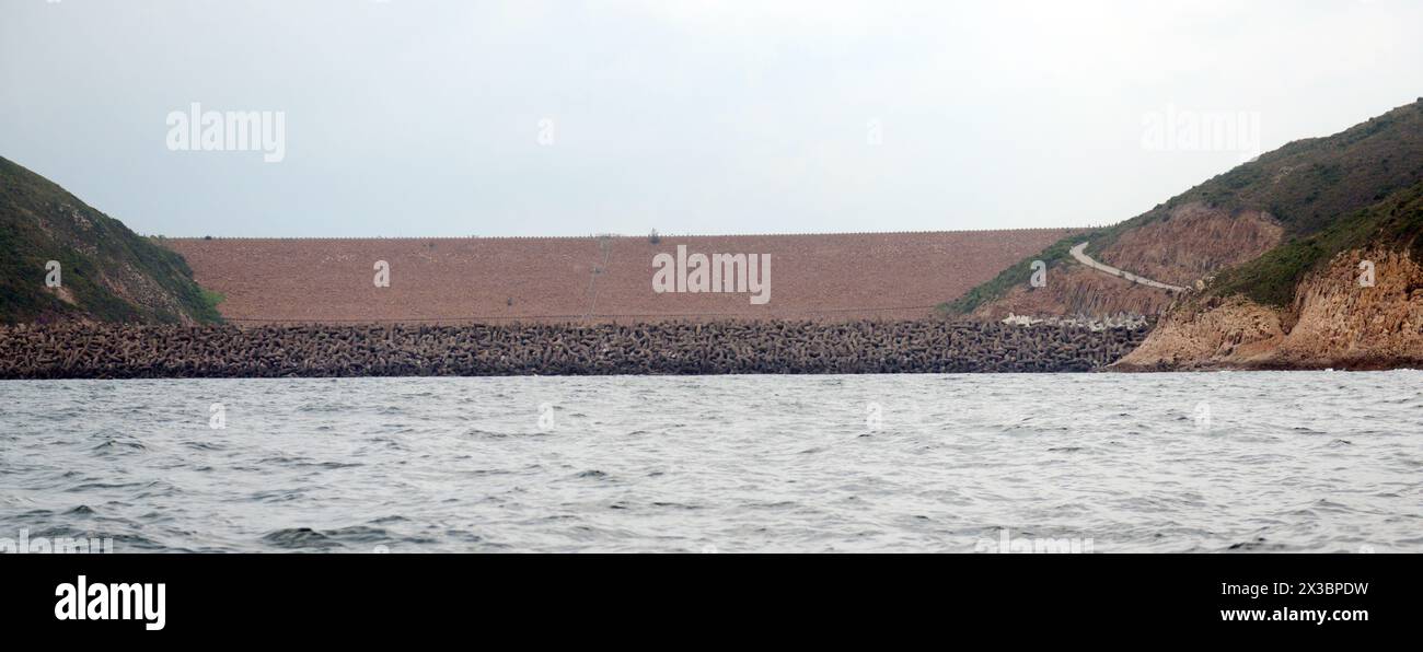 Das High Island Reservoir East Dam im Sai Kung East Country Park in Hongkong. Stockfoto