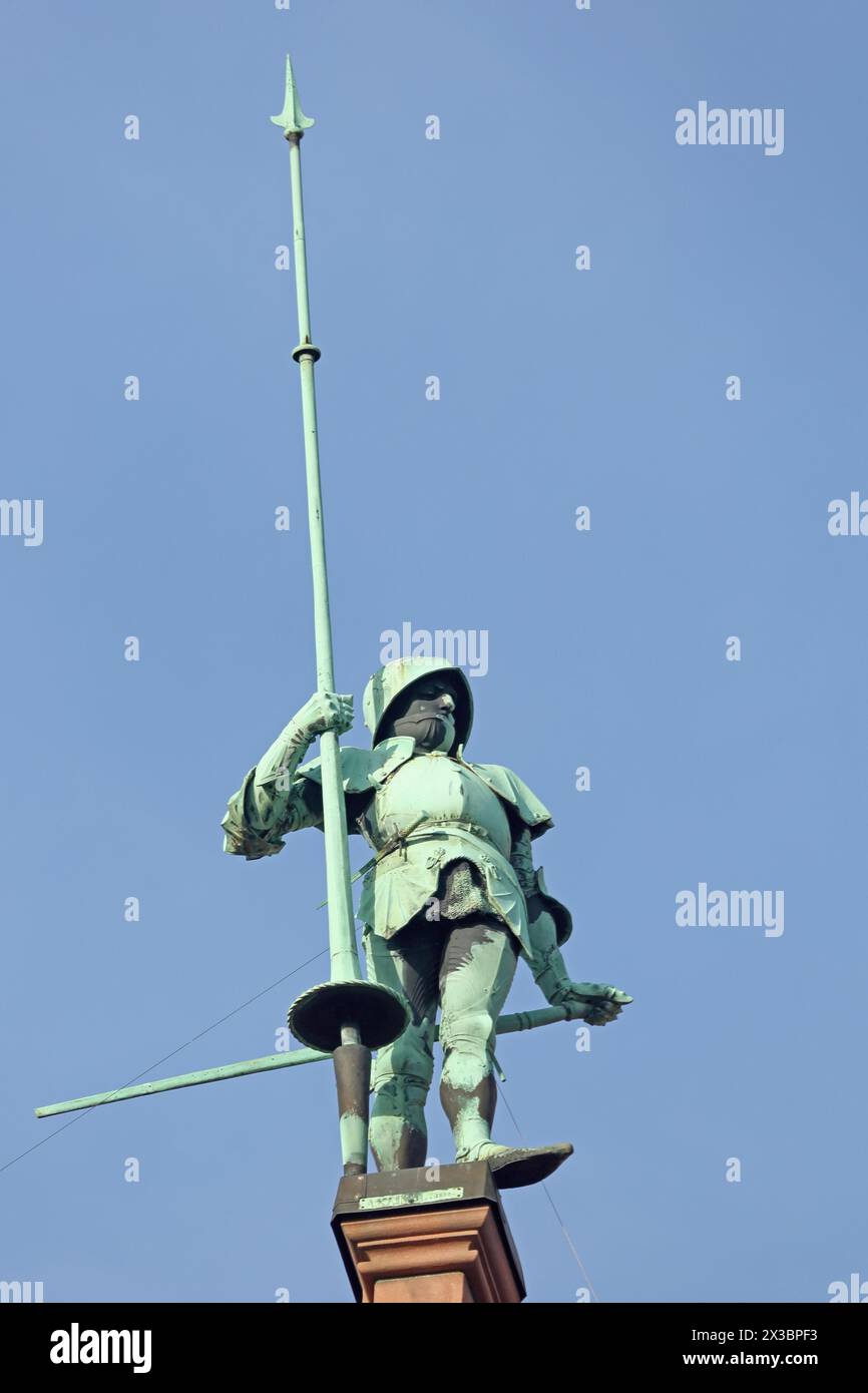 Skulptur Ritter mit Helm, Lanze auf dem Dach, Statue, Figur, Bronze, Speer, Rüstung, Dach, Speer, Ausschnitt, Grüngris, St. Johann Neues Rathaus Stockfoto
