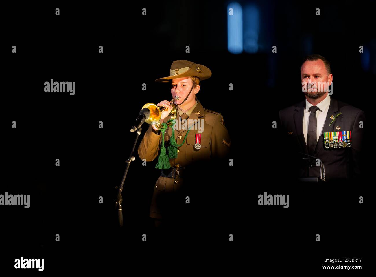 Sydney, Australien. April 2024. Bugler Lance Corporal Imogen Barker spielt Last Post während des ANZAC Day Dawn Service am 25. April 2024 im Martin Place Cenotaph in Sydney, Australien Credit: IOIO IMAGES/Alamy Live News Stockfoto