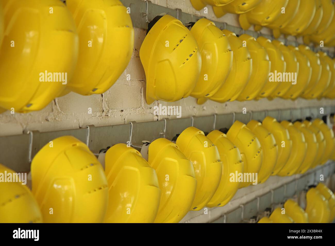 Lager und Depot mit gelben Schutzhelmen, UNESCO Voelklinger Hütte, Arbeitskleidung, Helme, gelb, sortiert, Reihenfolge, Serie, Serie Stockfoto