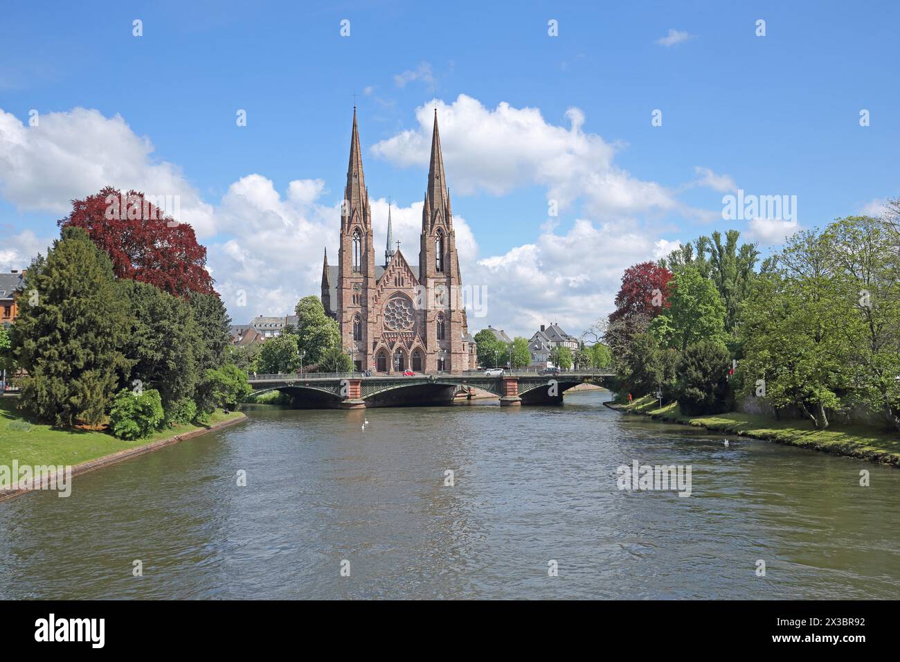 Neogotische St. Paul's Church mit Doppeltürmen und Pont d'Auvergne über der Ill, Fluss, Brücke, Straßburg, Unterrhein, Elsass, Frankreich Stockfoto