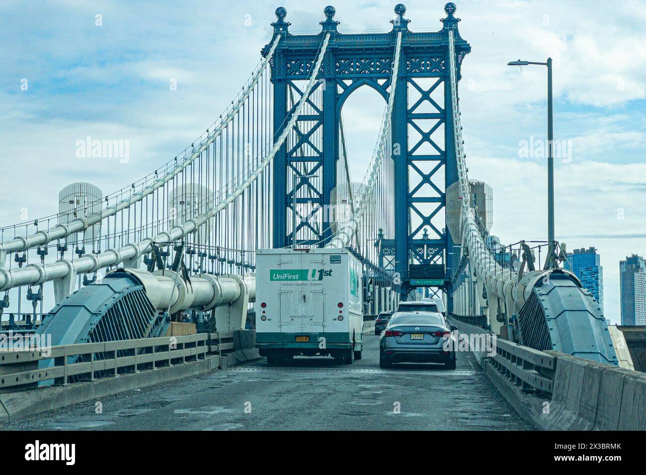 Autofahrt auf der Manhattan Bridge von Manhattan nach Brooklyn, New York Stockfoto
