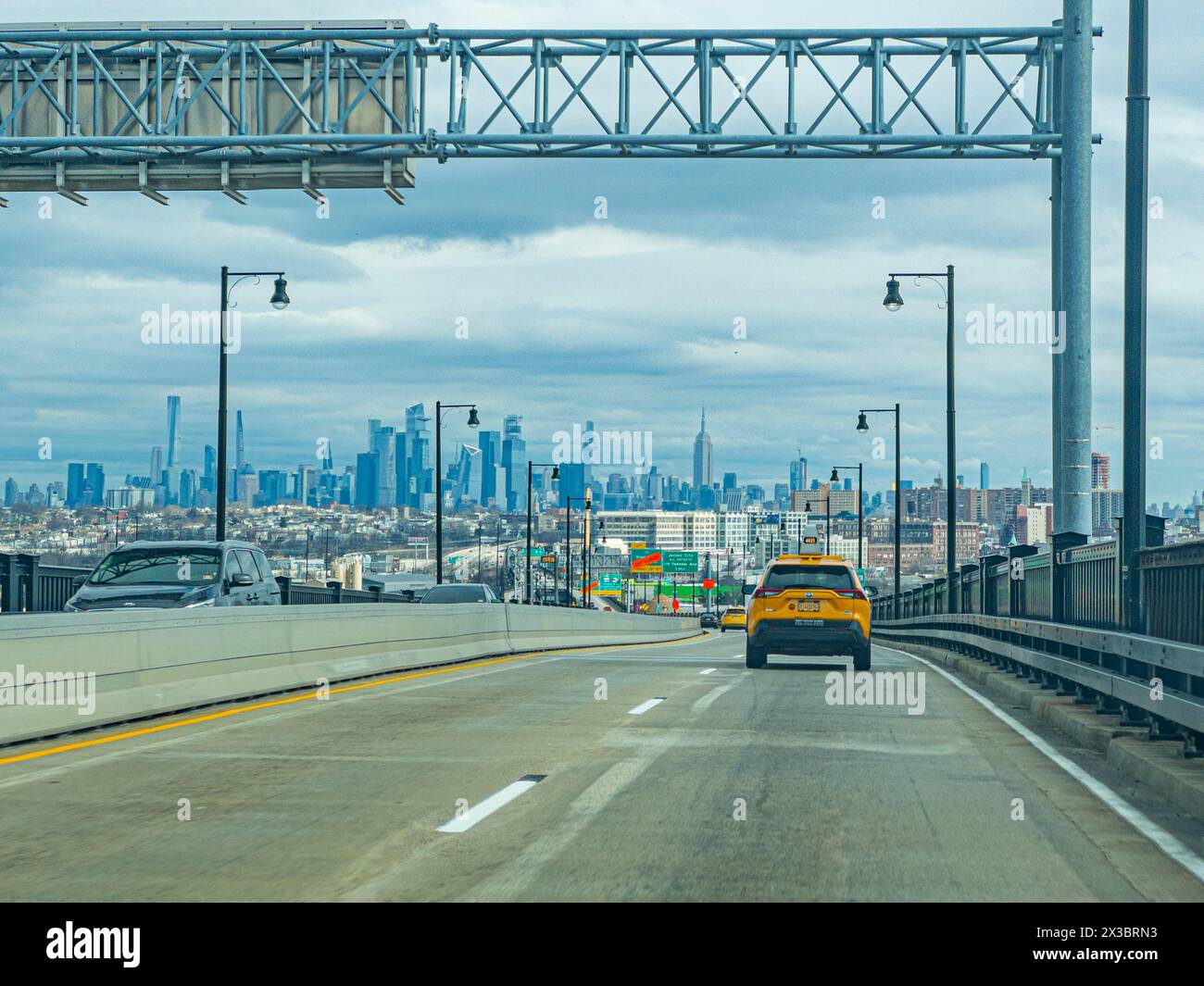 Pulaski Skyway Bridge zwischen Newark Airport und New York, mit der Skyline von Manhattan im Hintergrund Stockfoto