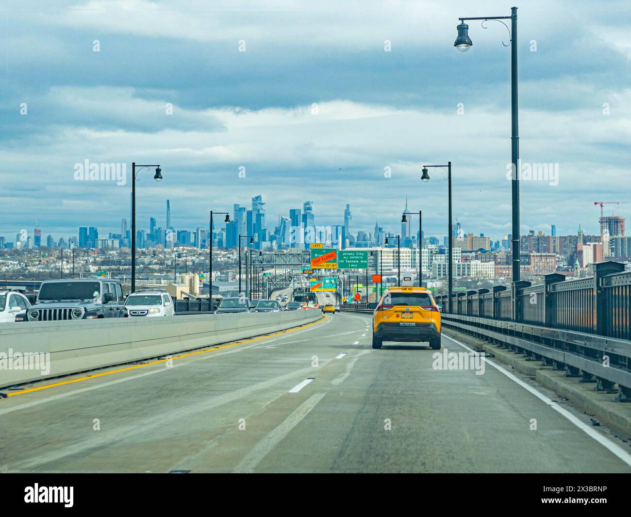 Pulaski Skyway Bridge zwischen Newark Airport und New York, mit der Skyline von Manhattan im Hintergrund Stockfoto