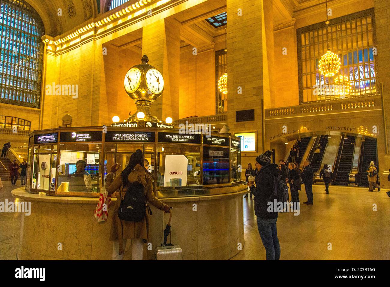 Die berühmte vierseitige Opaluhr des Informationszentrums in der Haupthalle des Grand Central Station, New Yorks Hauptbahnhof, Midtown Stockfoto