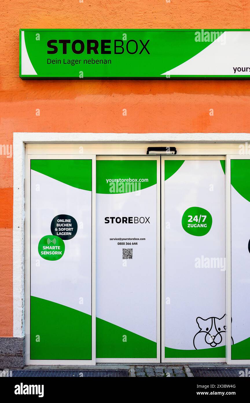 Orangefarbene Fassade mit STOREBOX-Werbung, Allgäu, Schwaben, Bayern, Deutschland Stockfoto