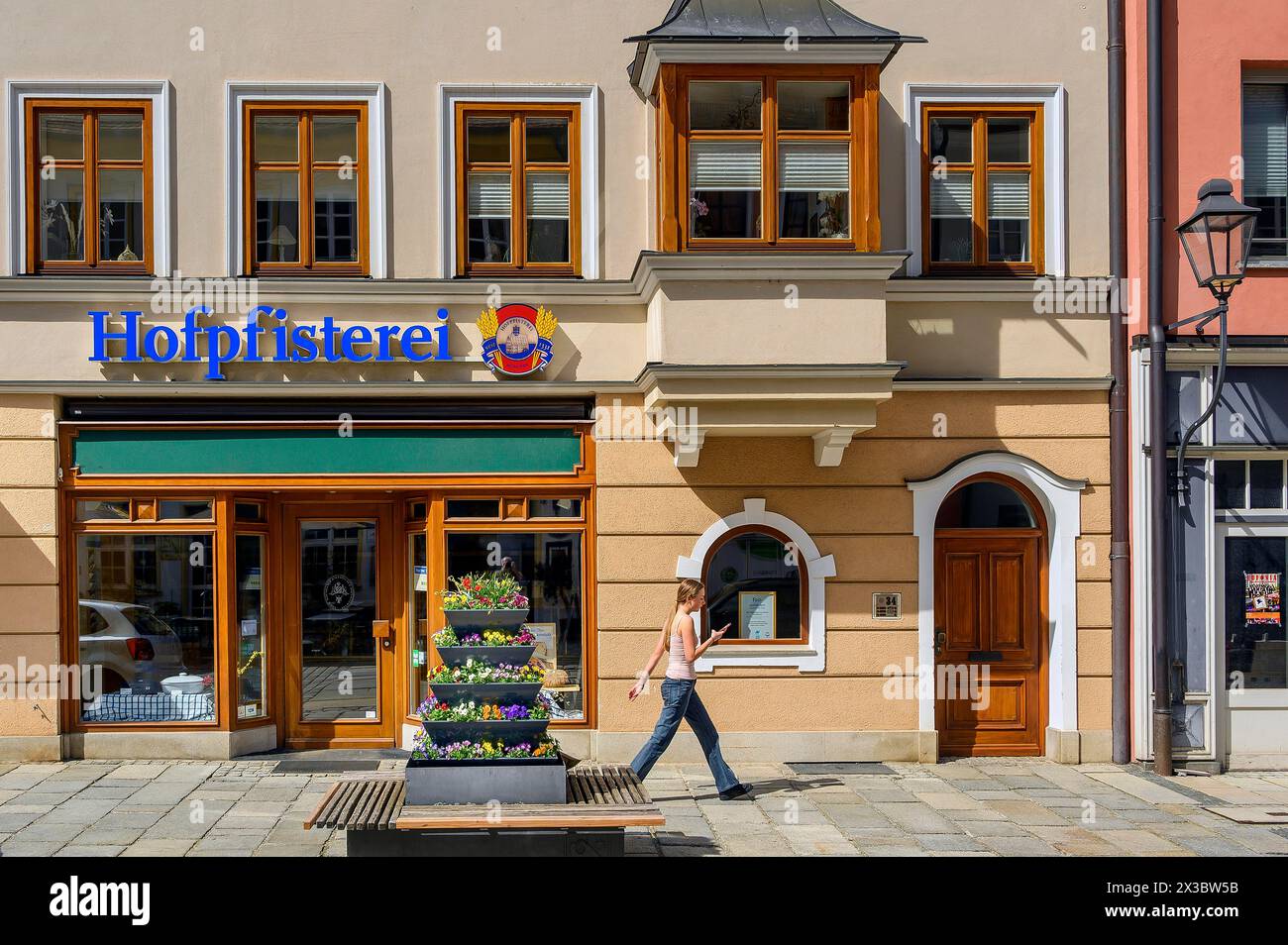 Fassade der Hofpfisterei und Blumenschmuck, Kaufbeuern, Allgäu, Schwaben, Bayern, Deutschland Stockfoto