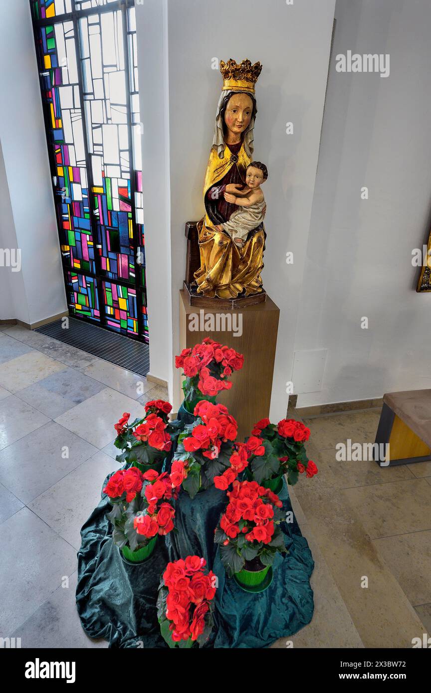 Gekrönte Marienfigur mit Jesuskind und Blumenschmuck, Klosterkirche Crescentia, Kaufbeuern, Allgäu, Schwaben, Bayern, Deutschland Stockfoto
