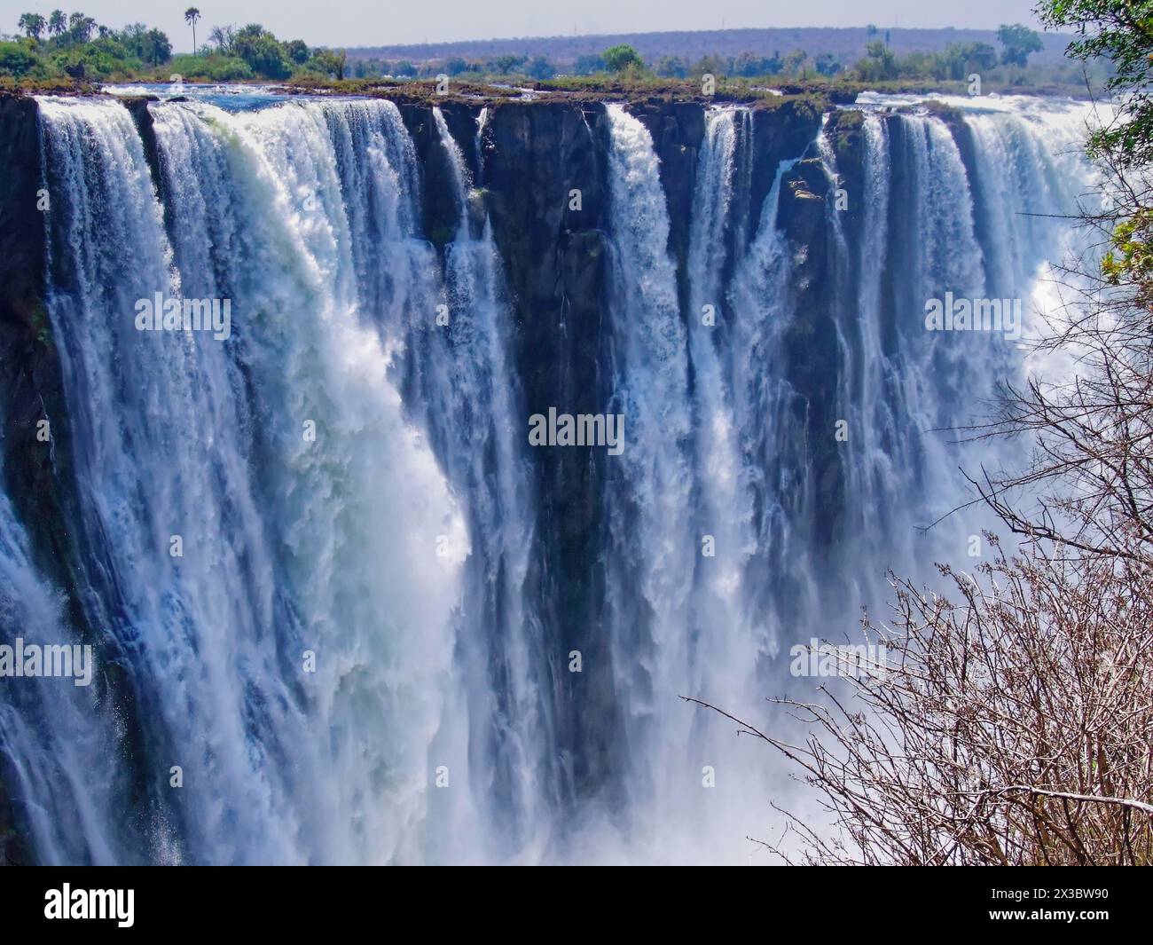 Die Victoria Falls, ein breiter Wasserfall des Sambesi-Flusses an der Grenze zwischen Sambia und Simbabwe, gehören zum UNESCO-Weltkulturerbe. Stockfoto