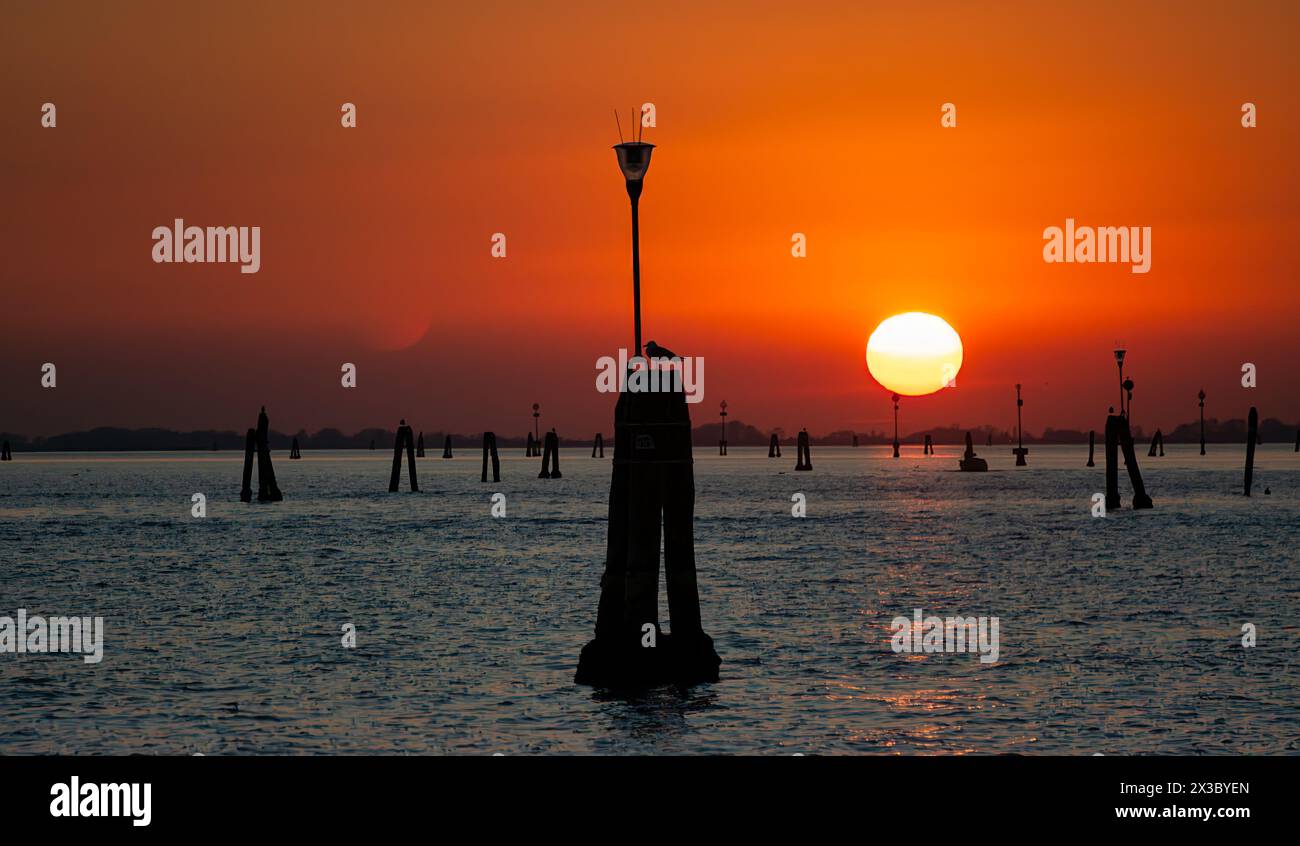 Atemberaubender Sonnenuntergang über Laguna Venetia, Venedig, Italien Stockfoto