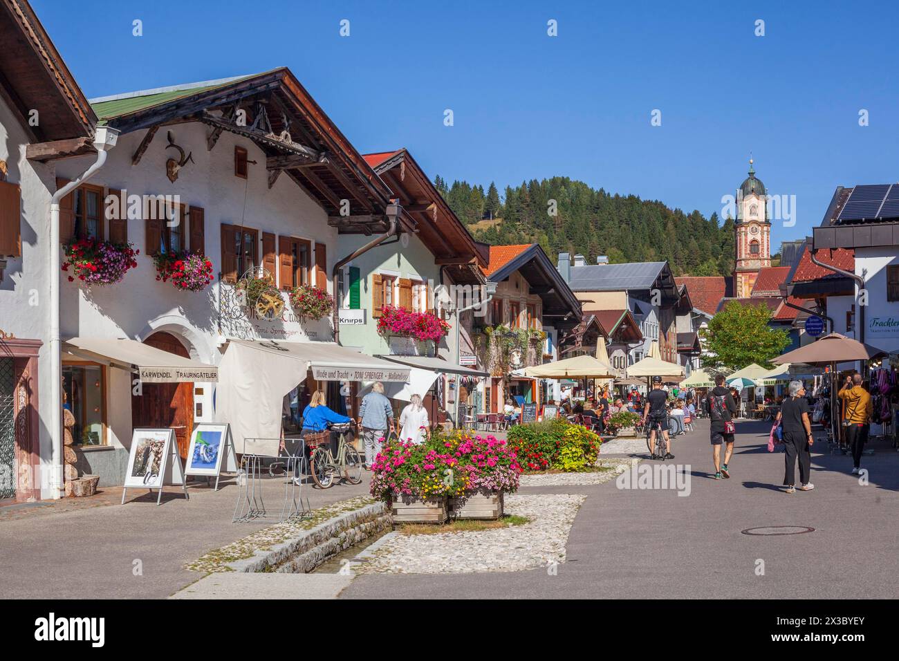 Historische Häuser mit Lueftlmalerei und Pfarrkirche St. Peter und Paul mit Outdoor-Catering, Mittenwald, Werdenfelser Land, Oberbayern Stockfoto