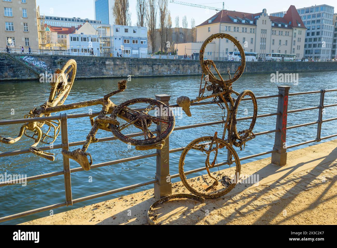 Fahrräder, die aus einem Fluss genommen wurden und mit Muscheln und Algen bedeckt sind, alte Schrottfahrräder, die eine Weile in einem Fluss lagen Stockfoto