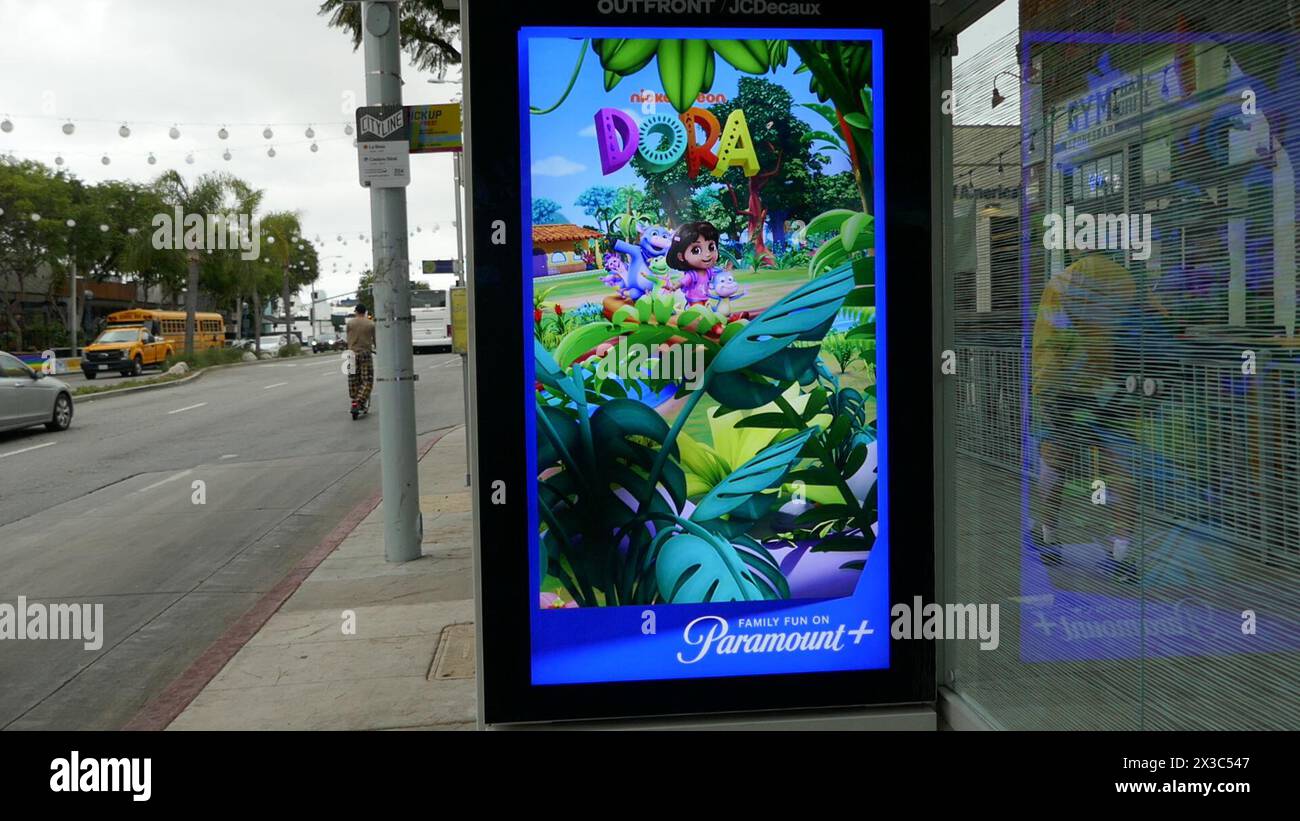 Los Angeles, Kalifornien, USA 25. April 2024 Dora the Explorer Paramount Plus Bushaltestelle am 25. April 2024 in Los Angeles, Kalifornien, USA. Foto: Barry King/Alamy Stock Photo Stockfoto