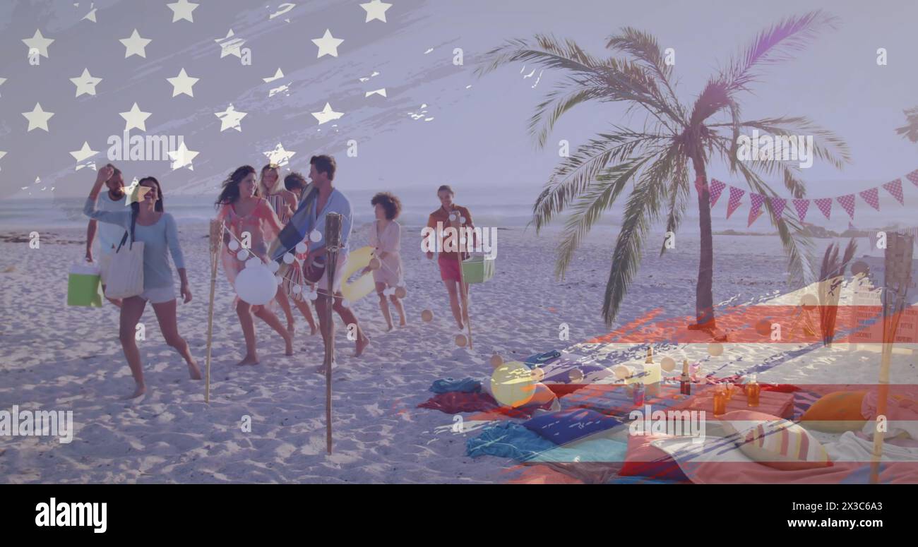 Bild von amerikanischer Flagge über glücklichen, vielfältigen Freunden, die im Urlaub mit Taschen am sonnigen Strand spazieren gehen Stockfoto