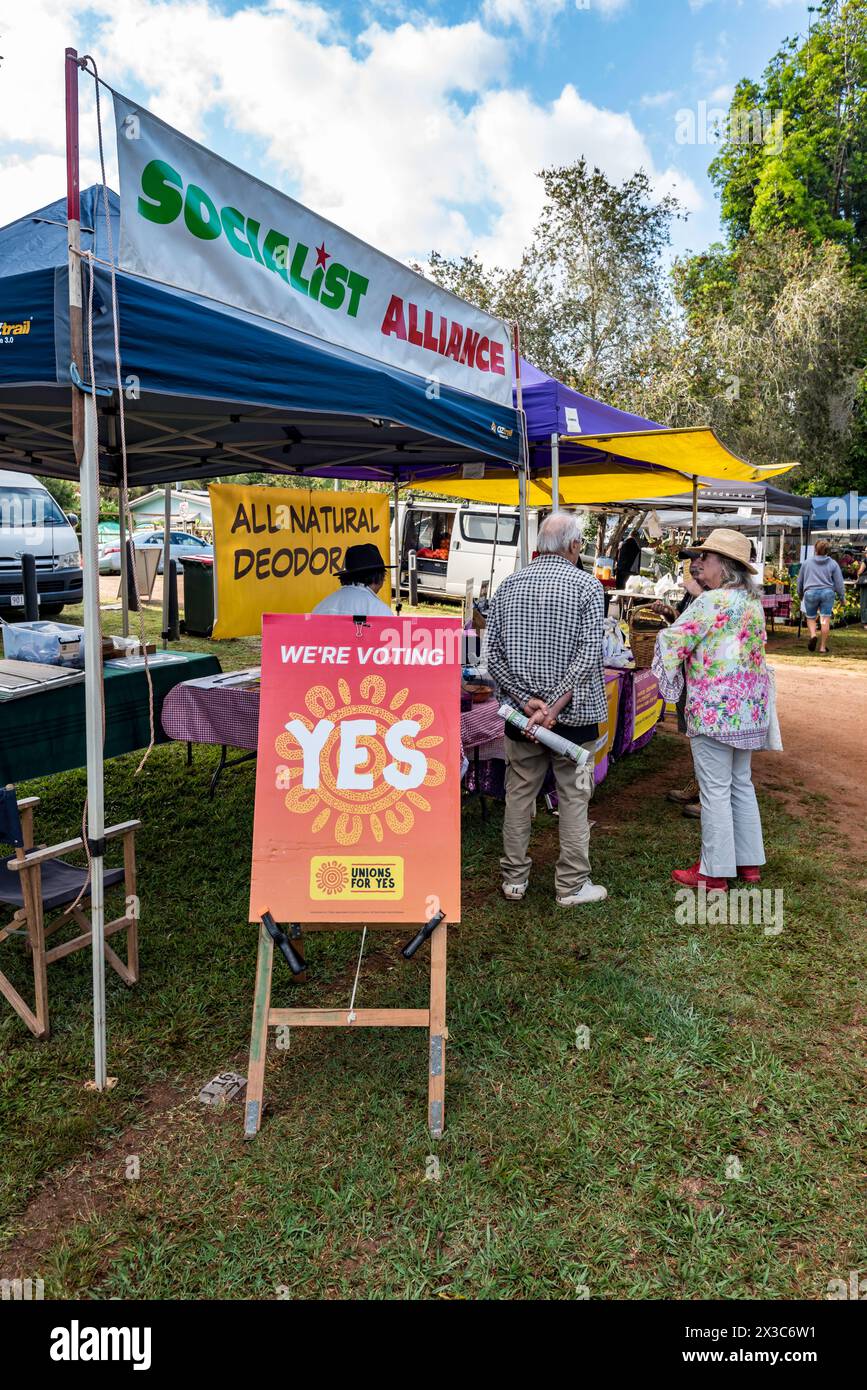 Leute, die bei einer Abstimmung stehen Ja und die Sozialistische Allianz stehen auf einem Wochenendmarkt in der regionalen Stadt Yungaburra in Queensland, Australien Stockfoto