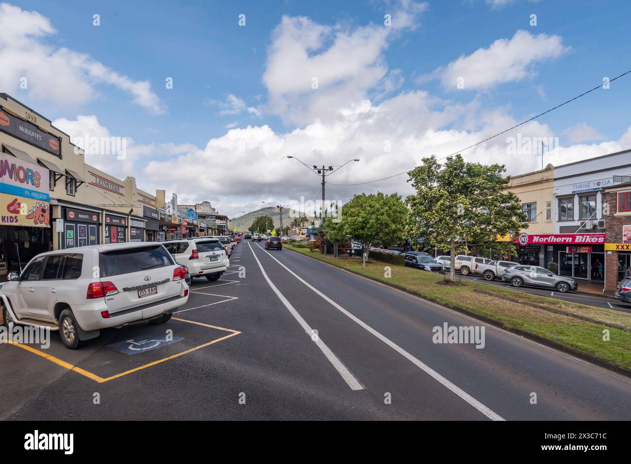 Die Hauptstraße der QLD-Regionalstadt Atherton, North Queensland, Australien, Teil des Kennedy Highway (Highway Nr. 1) Stockfoto