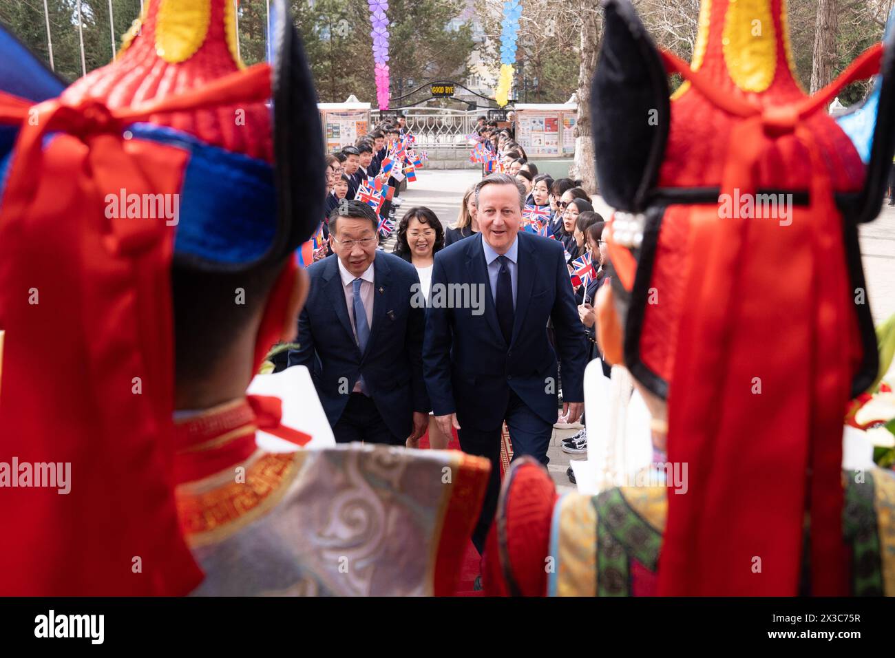 Außenminister Lord David Cameron trifft Schüler und nimmt am fünften Tag seiner fünftägigen Tour durch Zentralasien an der Schule Nr. 23 in Ulaanbaatar, Mongolei, Teil. Bilddatum: Freitag, 26. April 2024. Stockfoto