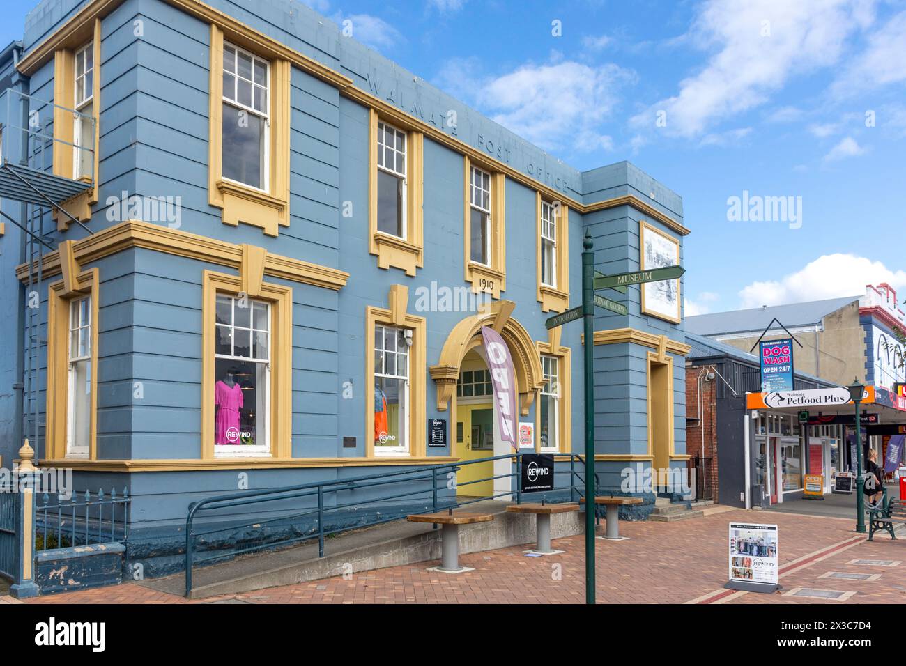 Ehemaliges Waimate Post Office Building (Bekleidungsgeschäft Rewind), Queen Street, Waimate, Canterbury, South Island, Neuseeland Stockfoto