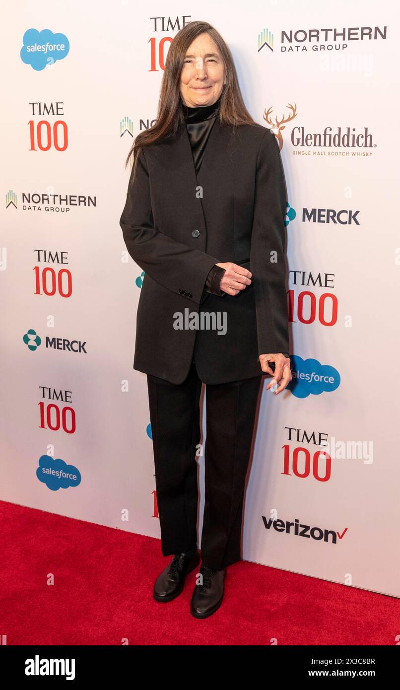 New York, New York, USA. April 2024. Jenny Holzer nimmt am 25. April 2024 an der Time100-Gala im Jaz im Lincoln Center in New York Teil (Foto: © Lev Radin/ZUMA Press Wire). Nicht für kommerzielle ZWECKE! Stockfoto