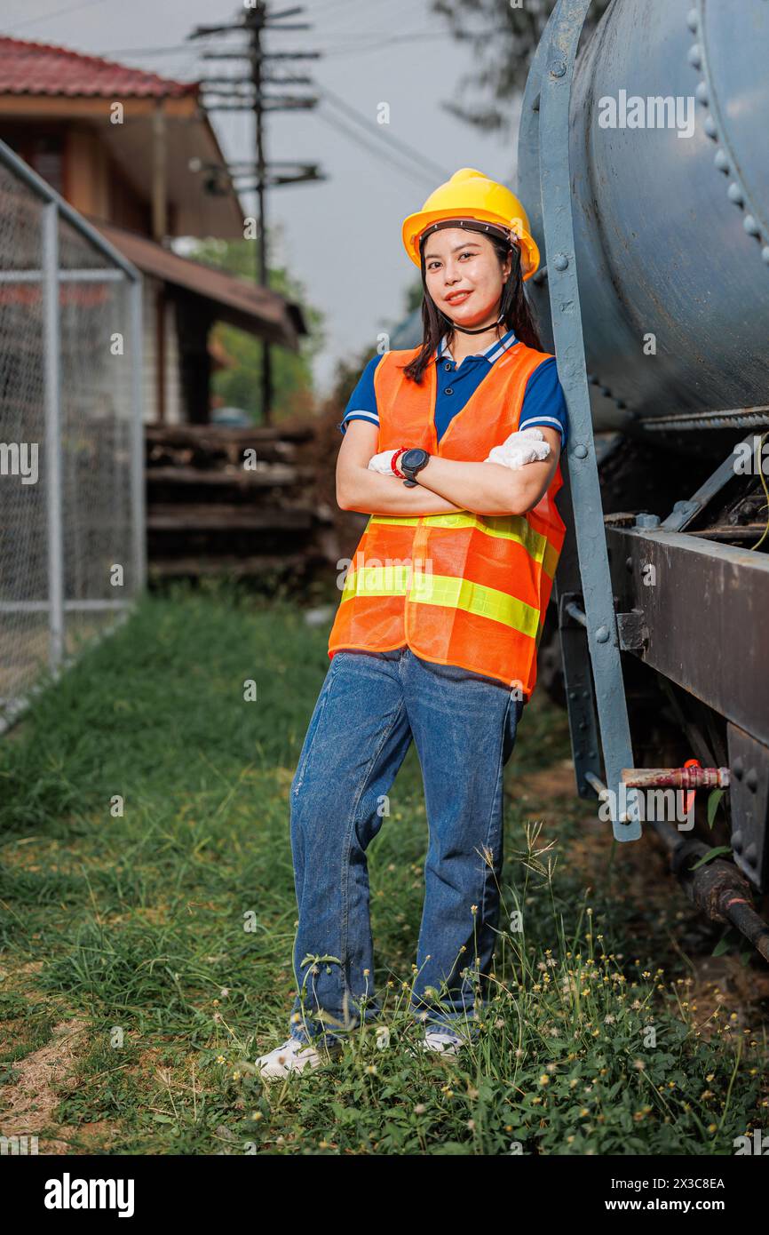 Portrait-Lokomotivingenieur weibliche Arbeiter. Glückliche asiatische junge Teenager lächelnde Arbeit am Bahnhof Bahngleis Lokomotivdienst. Stockfoto