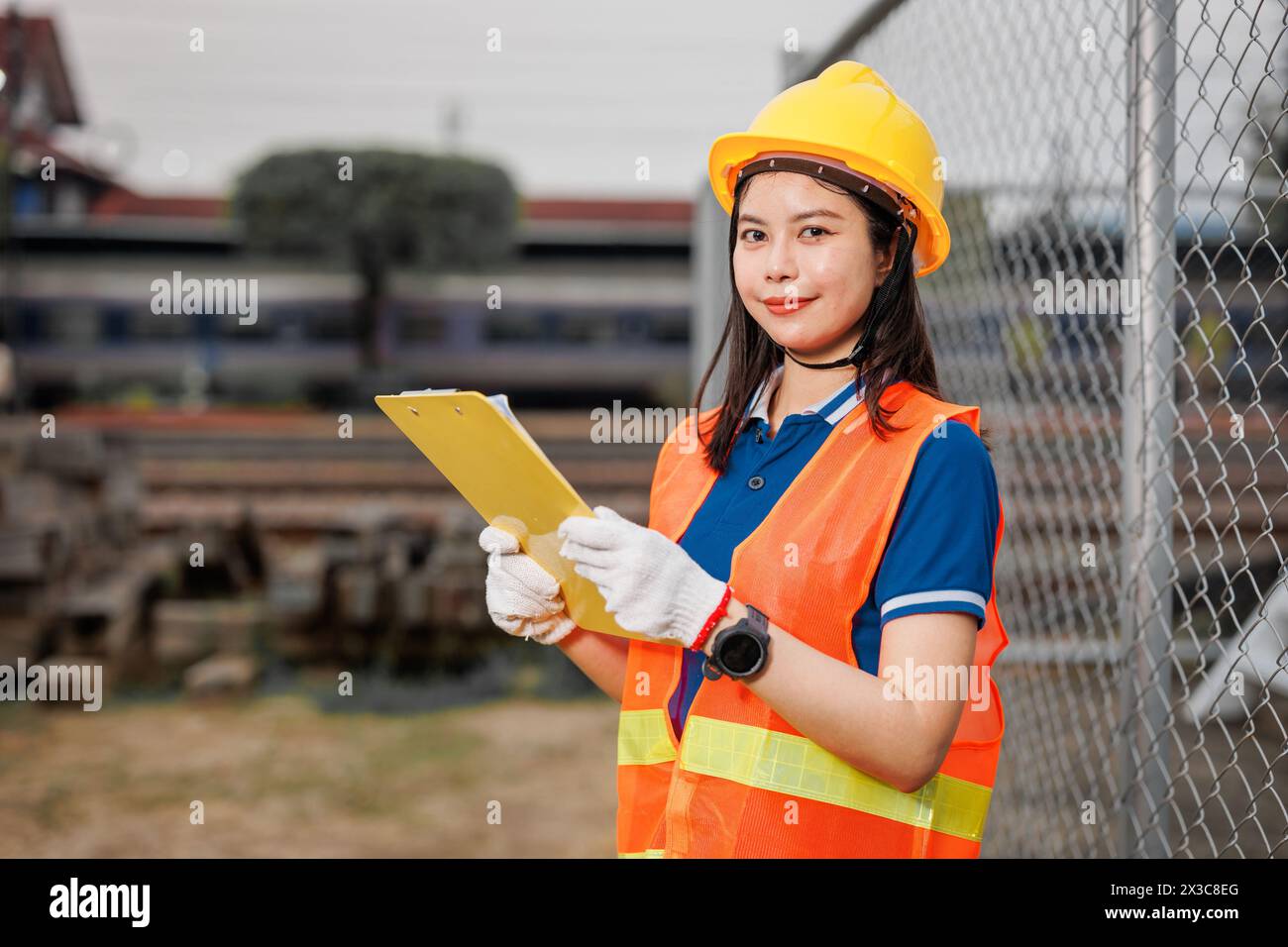 Porträt Asiatischer junger Teenager Ingenieur Arbeiter stehend Happy Smile im Freien wartend Sicherheit reflektierend mit Schutzhelm. Stockfoto