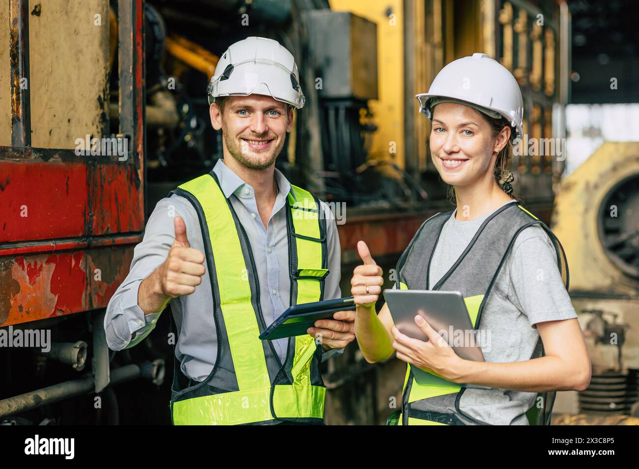 Ingenieurbüro für Zugmaschinen, Männer und Frauen, die bei Mitarbeitern der Lokomotivindustrie zusammenarbeiten Stockfoto