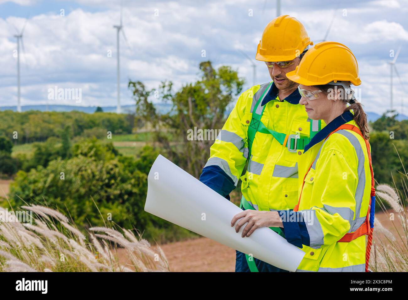 Inspektion der Arbeitsgruppe des Ingenieurteams bei Windkraftanlagen, Wartung von sauberen Stromerzeugern, Windmühle im Freien. Stockfoto