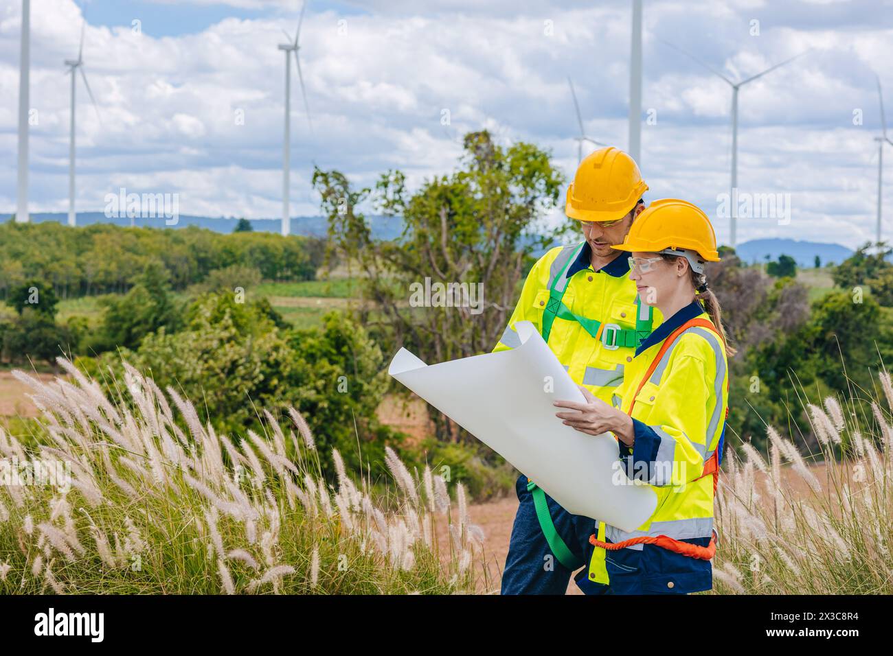 Inspektion der Arbeitsgruppe des Ingenieurteams bei Windkraftanlagen, Wartung von sauberen Stromerzeugern, Windmühle im Freien. Stockfoto