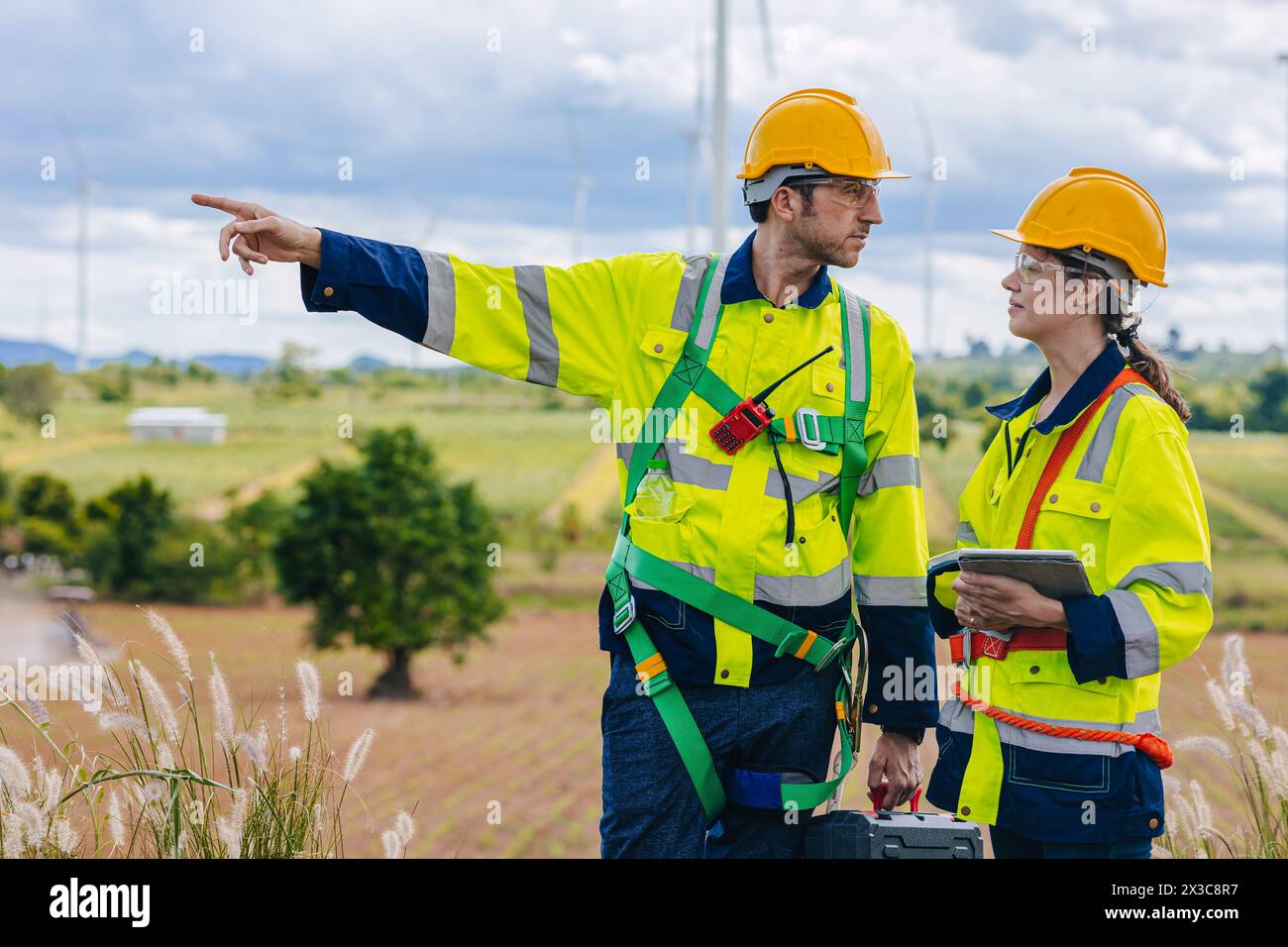Inspektion der Arbeitsgruppe des Ingenieurteams bei Windkraftanlagen, Wartung von sauberen Stromerzeugern, Windmühle im Freien. Stockfoto
