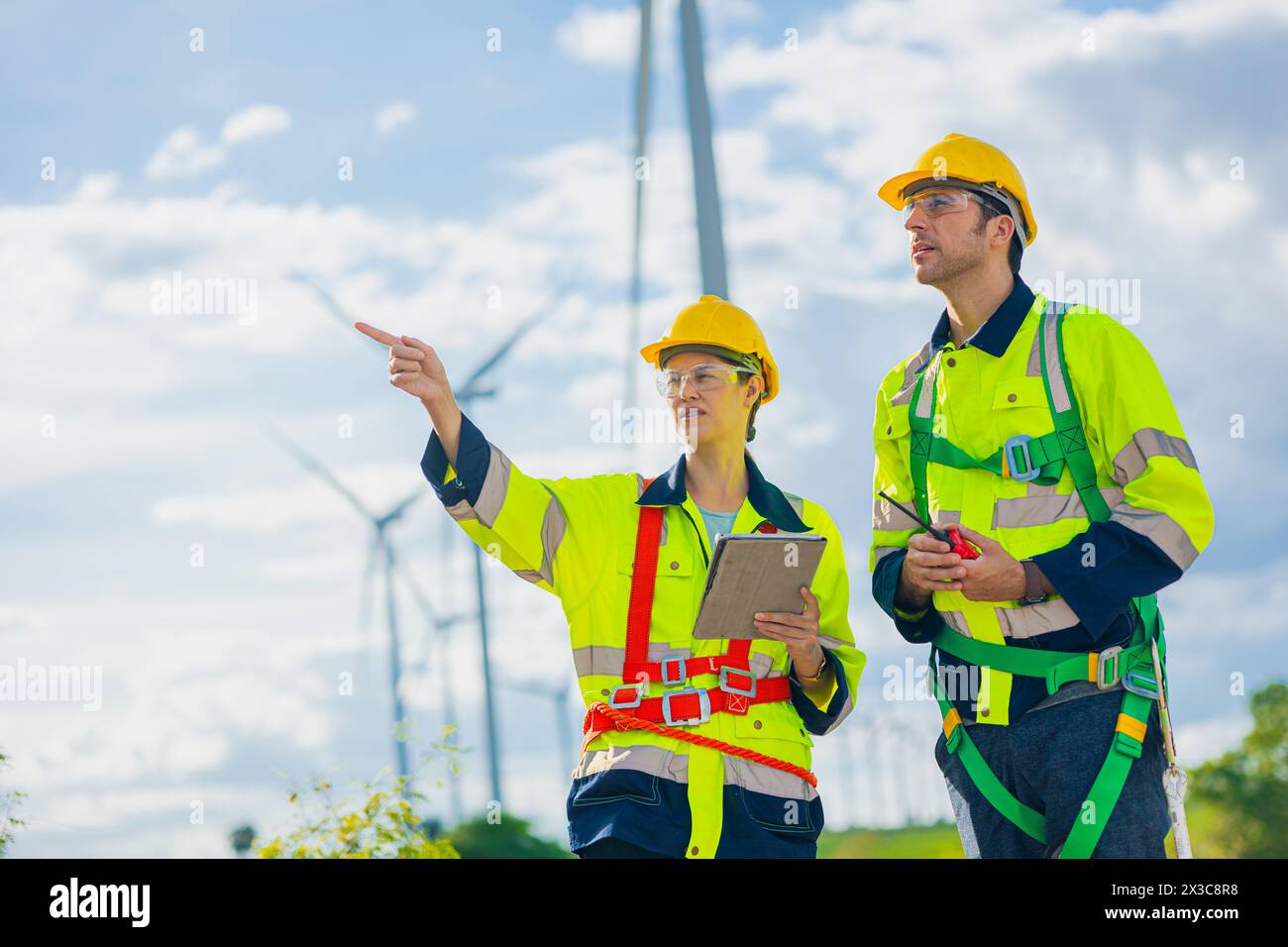 Professionelle Ingenieure, die Wartungsarbeiten an Windturbinen durchführen. Saubere Energie für die Zukunft. Alternative Öko-Naturstromerzeuger Mitarbeiter arbeiten an Stockfoto