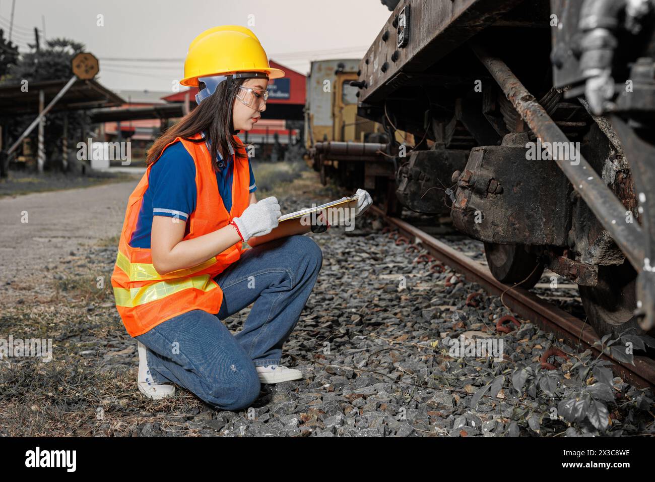 Ingenieurinnen, die den Check-Zug betreuen. Junge Teenager-Wartungslokomotive Schienenfahrzeug. Stockfoto